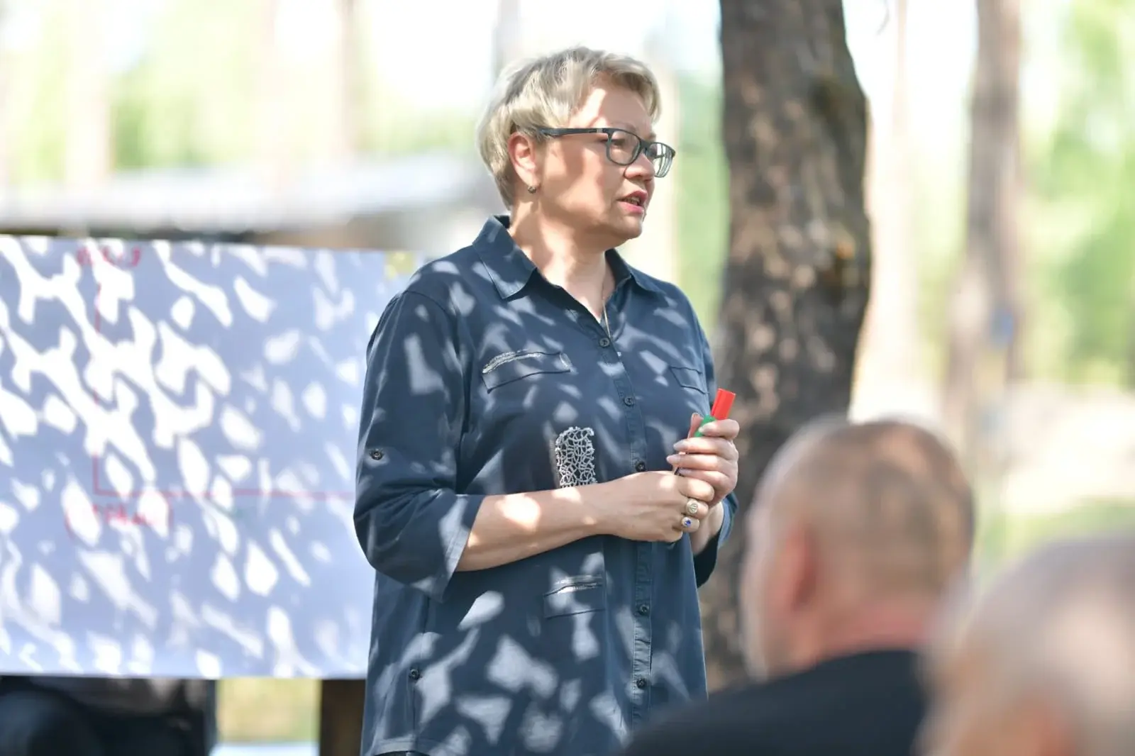 Szkolenie w plenerze — prowadząca przy flipcharcie